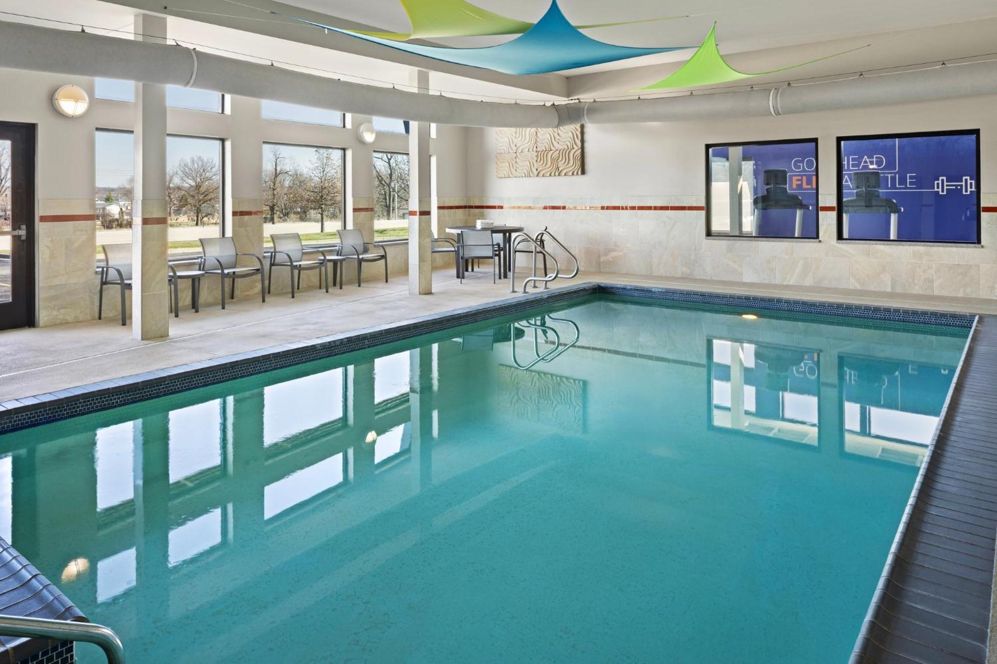 Express - Quad Cities Area By Ihg Hotel 2*